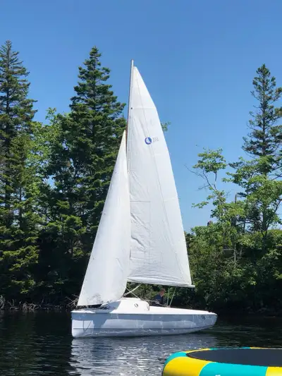 2006 Hunter 216. Boat is 21.5 feet long with large cockpit that easily fits 6 adults. In very good s...
