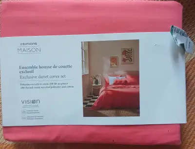 Neuve avec étiquette (payée 70 + tx) De chez Simons ;); Taille : doublr On a opté pour un lit slmple...