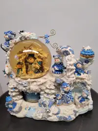 Unusual Wonderland Musical Snowman Family Water Globe