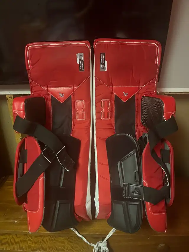 Bauer Mach Goalie Equipment in Hockey in Peterborough - Image 4