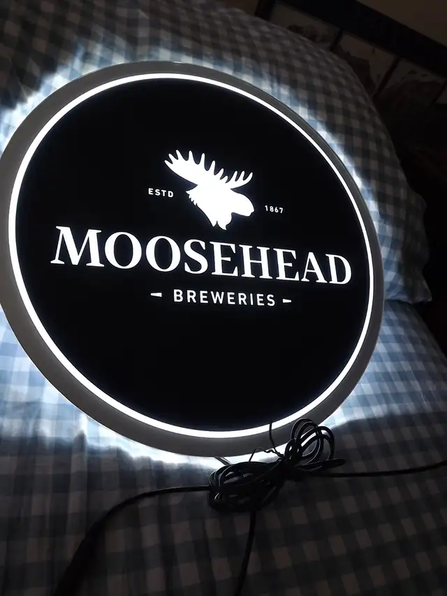 MOOSEHEAD ROUND LIGHT - UP SIGN/BAR & PUB SIGN/15 INCH DIAMETER in Arts & Collectibles in City of Toronto - Image 2