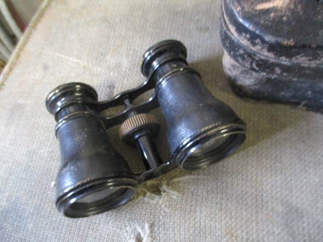 1940s SMALL BINOCULARS IN LEATHER CASE $20. UNKNOWN MAKER WORKS in Arts & Collectibles in Winnipeg - Image 2