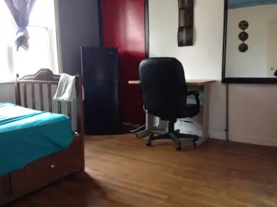 Room for Rent Yonge & Finch – All-Male Home- International Students Welcome $700/month | Available I...