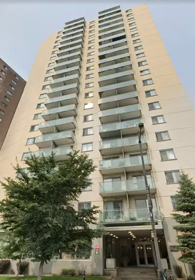 Furnished studio apartment with balcony on the 21st floor with excellent view of Montroyal and it's...