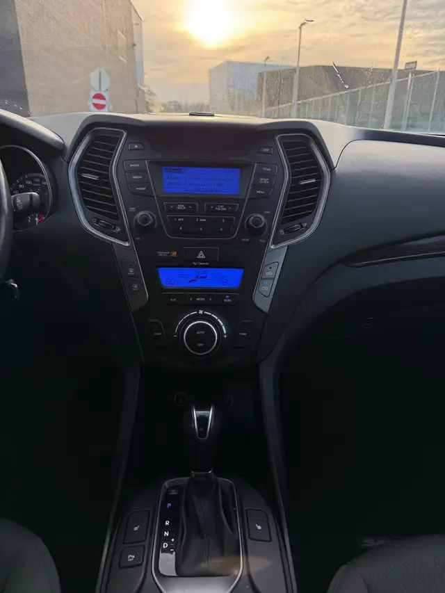 Hyundai Sante Fe 2015 AWD in Cars & Trucks in City of Montréal - Image 11