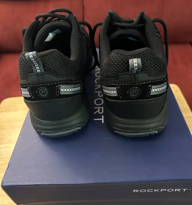 ROCKPORT SHOES/RUNNERS/WALKING SHOES - SIZE 8 in Men's Shoes in City of Toronto - Image 9