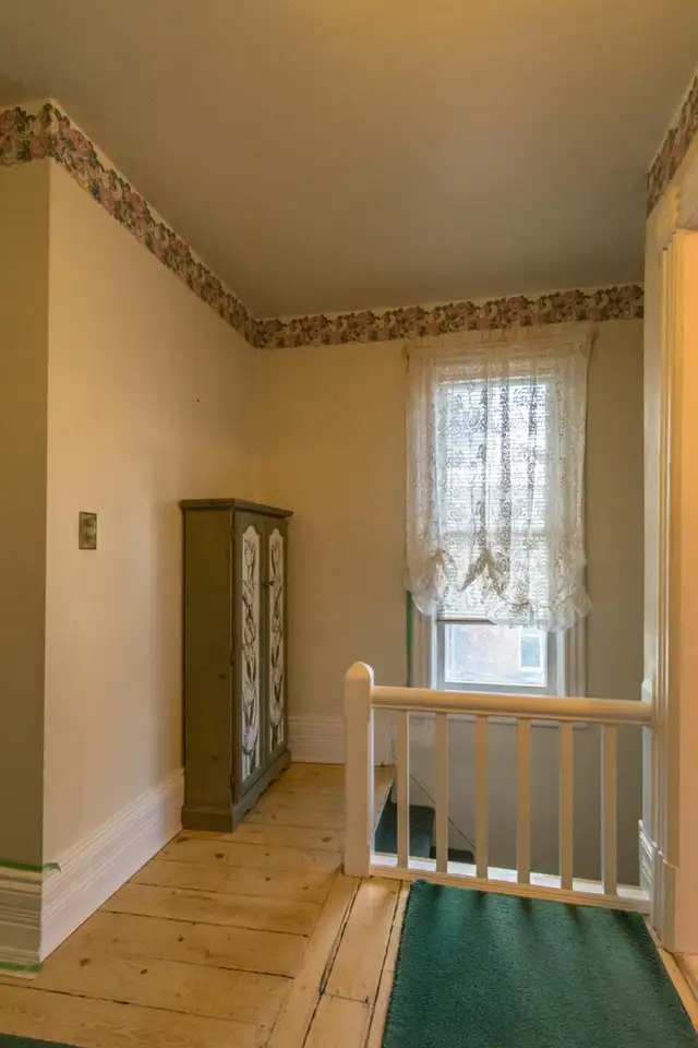 VICTORIA AVE. 1300 SQ UPPER VICTORIAN FLAT $1,250/MTH PLUS UTIL.