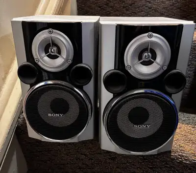 These Sony SS-CHPR90 speakers deliver crisp sound and are in good condition, ready to enhance your h...