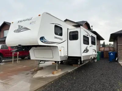 27.5’ 5th Wheel with rear bunks for sale. - 2 single bunk - dining table folds down to bed. - couch...