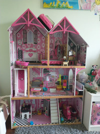 Perfect Kid kraft dollhouse with Barbie dolls and clothes
