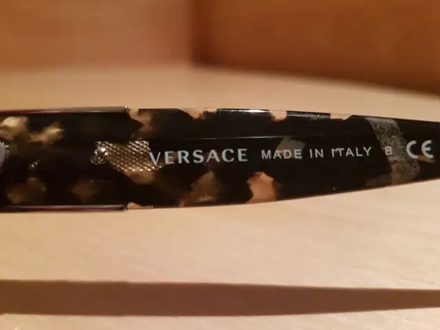 Lunette de soleil VERSACE in Quebec in Canada - Image 3
