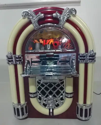 Vintage Retro Jukebox AM/ FM Radio in exellent working condition Measurements: 8" height x 6" width...