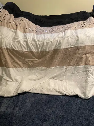 double/Queen comforter set, View more