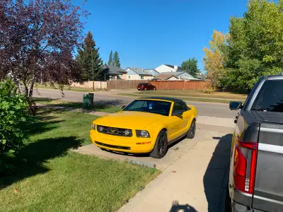 2006 convertible mustang. V6