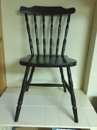 Chaise ancienne en bois brun foncé, impeccable 