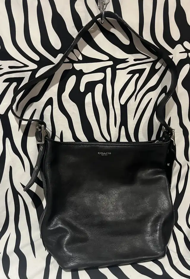 Vintage Coach Black Genuine Leather Bag in Women's - Bags & Wallets in City of Toronto - Image 4