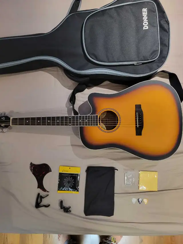 Acoustic Guitar in Guitars in City of Montréal - Image 2