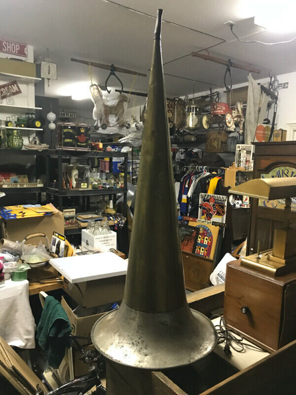 BIG VINTAGE BRASS PHONOGRAPH HORN 36" TO 40" LONG 16" DIAMETER in Arts & Collectibles in Mississauga / Peel Region - Image 2