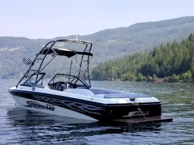 2004 Ski Supreme 220SP Sky - 21'4" Length - 90" Beam - 43 Gallon Fuel Tank - Seating for 10 - 5.7L i...