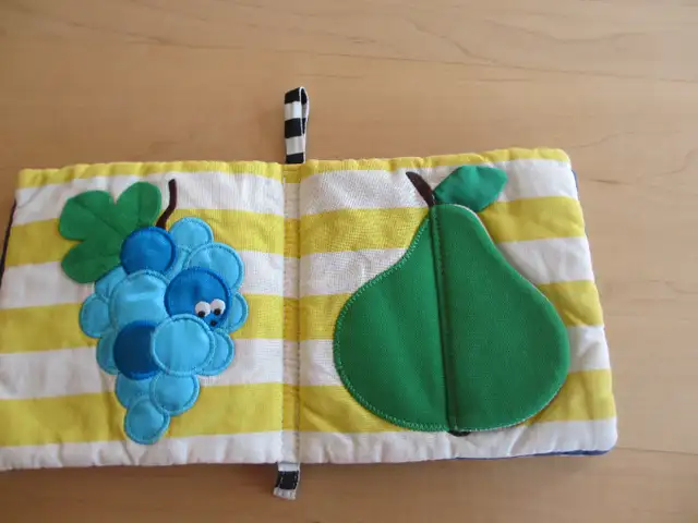 Magnifique livre en tissu avec textures pour bébé (T65) in Toys in City of Montréal - Image 6