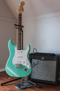 Fender Squier Strat HT Sea Foam Green w/ Fender Mustang amp