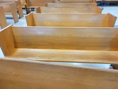 Bancs d'église en bois de chêne., View more