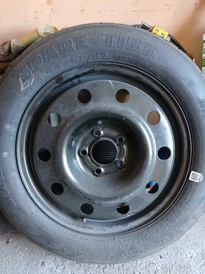 Spare off 2013 Ford Edge...never used.. 17 inch. 63.4mm center bore. 5x114.3 bolt pattern