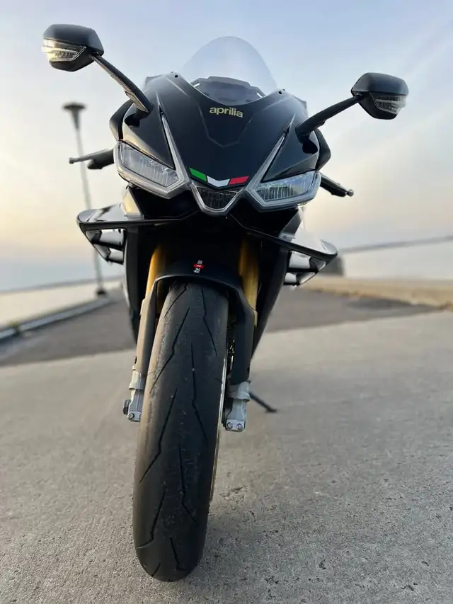 2022 Aprilia RSV4 Factory 1100 in Sport Bikes in West Island - Image 8
