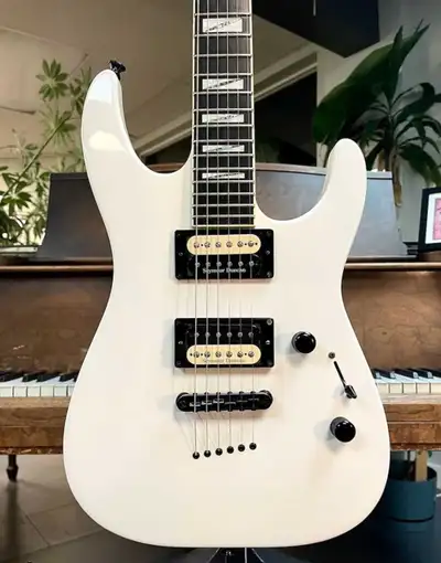 Rare MIJ piece in virtually mint condition! All original with a gorgeous snow white finish. I purcha...