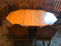 meubles de salle à manger . buffet table et 4 chaises en bois