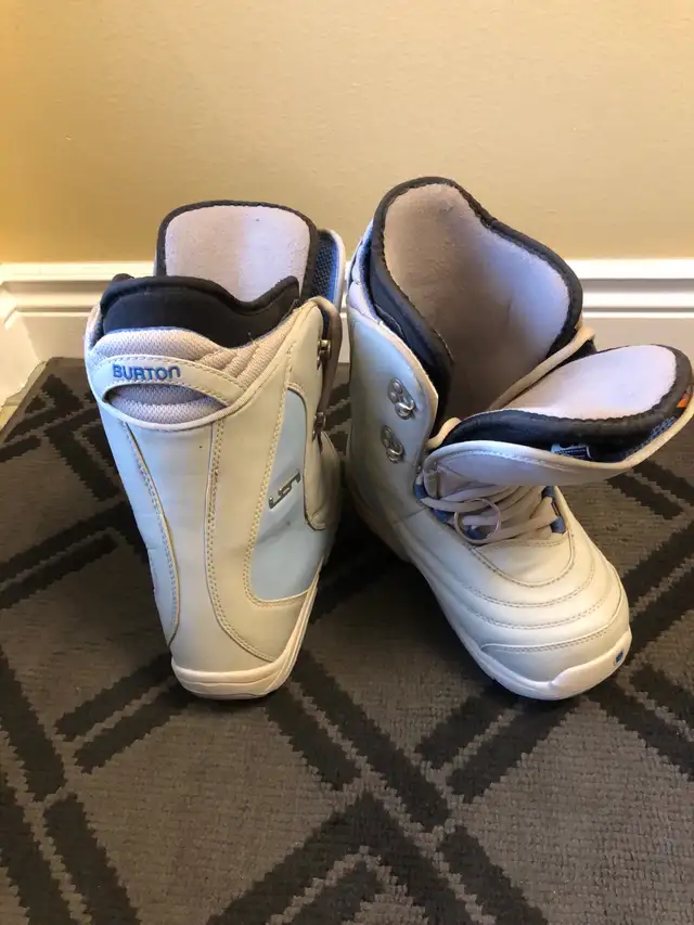 Burton Snowboard Boots (child) in Snowboard in Calgary - Image 3