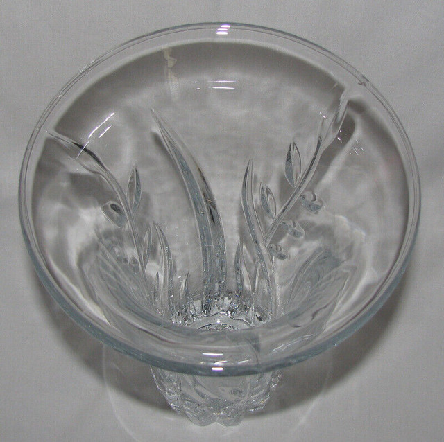 Vntg Crystal Vase Flared Top Grooved Vine Leaf Pattern 9.5" Tall in Arts & Collectibles in Saint John - Image 3