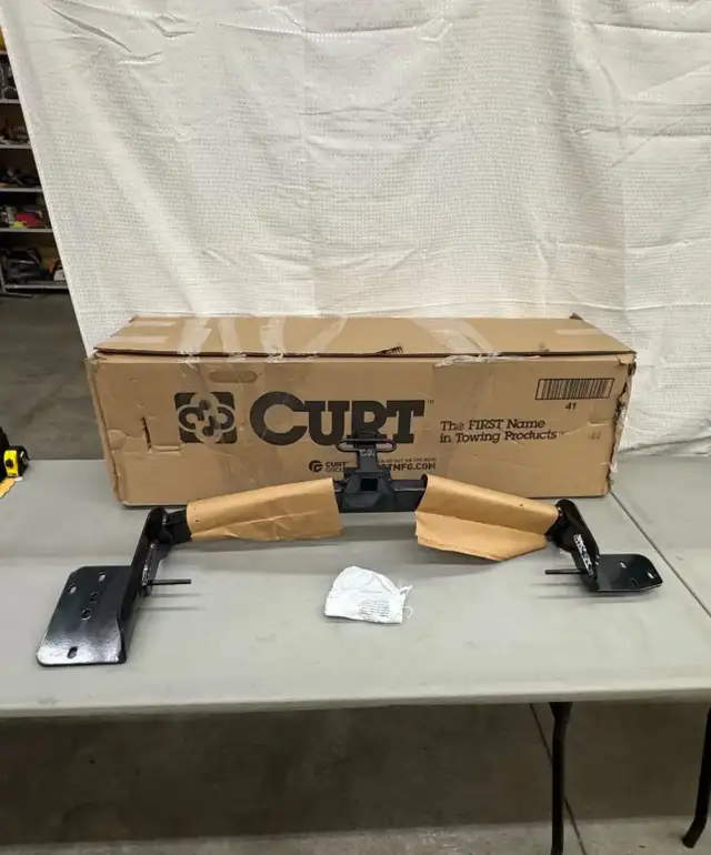 CURT 11510 Trailer Hitch Infiniti in Other in Hamilton - Image 6