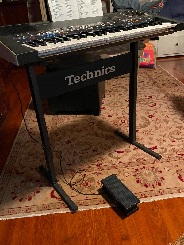 Technics Electric Keyboard, Model SXK100, with matching stand Pianos