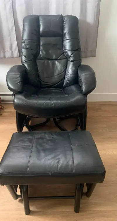 fauteuil en cuir noir avec repose pied, View more