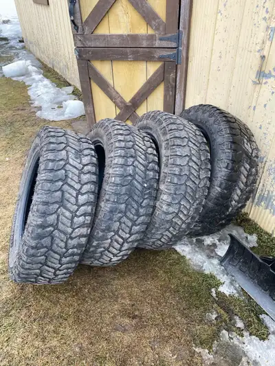 Lt275/65R20 Radar Rennegade R/T+ 1 year old Even tread wear Around half tread