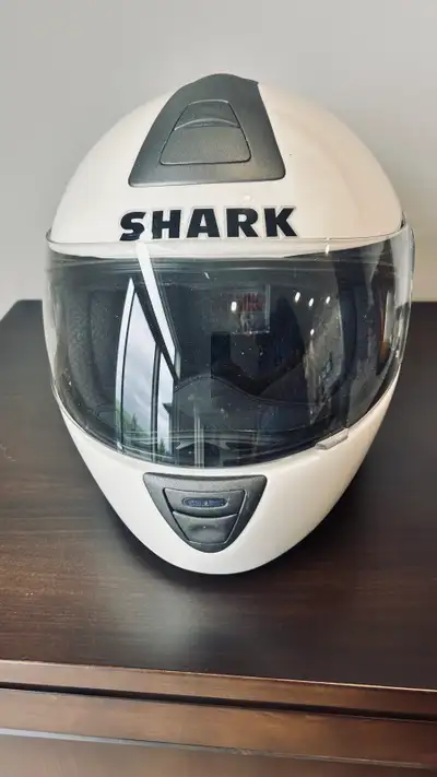This pre-owned Shark RSV Symbio helmet is in good condition and ready to provide reliable protection...