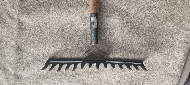 Garant select metal 14 tine level rake 63" hardwood handle in Other in City of Halifax