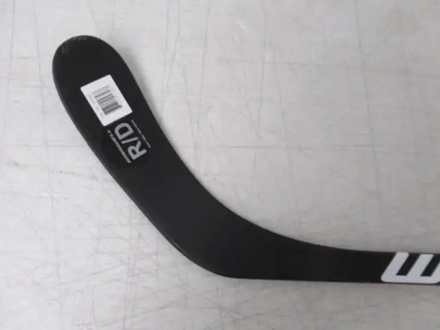 Brand New Winnwell Youth Hockey Stick PS119 Flex 30 - Right Hand in Hockey in London - Image 4