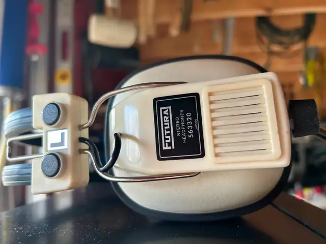 Vintage Futura Stereo Headphones 563320 Made in Japan. in Headphones in Mississauga / Peel Region - Image 2
