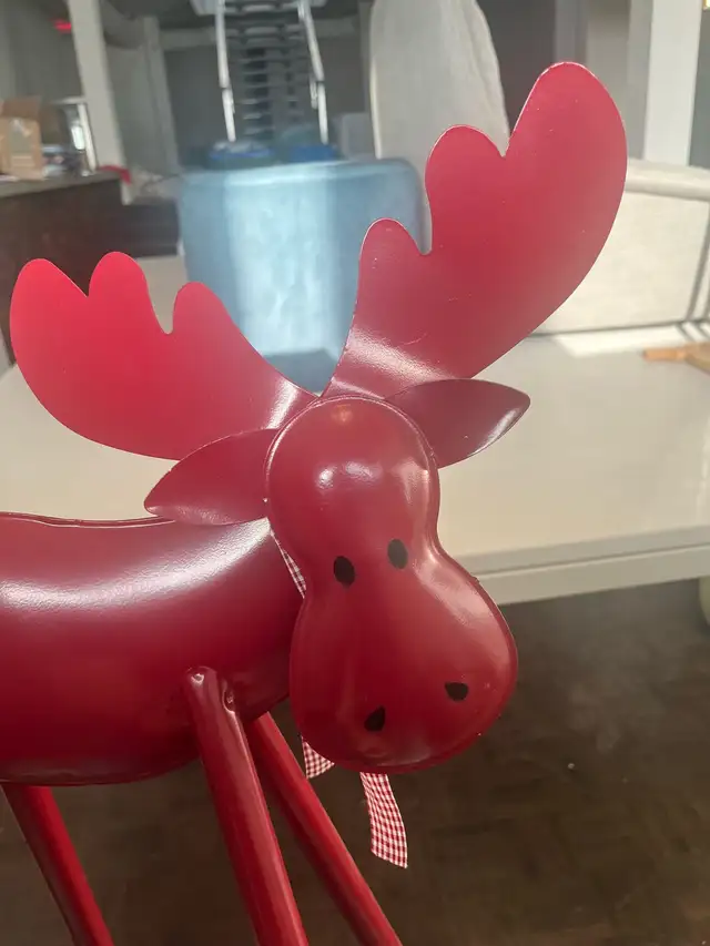 9.5" METAL MOOSE W/WOODEN FEET, LARGE ANTLERS & GINGHAM SCARF in Holiday, Event & Seasonal in Ottawa - Image 5