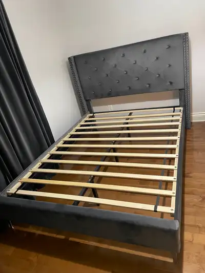 Base de lit en velours queen avec tête, View more