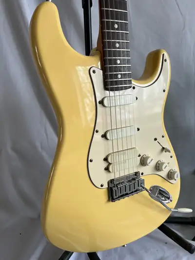 Vintage white 1999 JB Model. Great condition. Gold Lace Sensor pickups with coil tapping button to s...