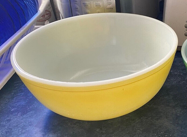 VINTAGE PYREX BOWLS - PRIMARY COLORS AND MORE in Arts & Collectibles in Saskatoon - Image 2