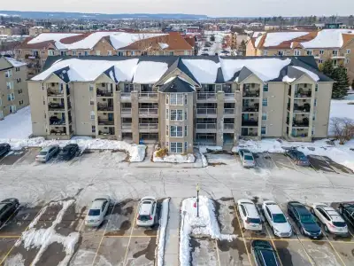 1+den spacious condo. Located on the first floor with easy access! Walking distance from grocery sto...