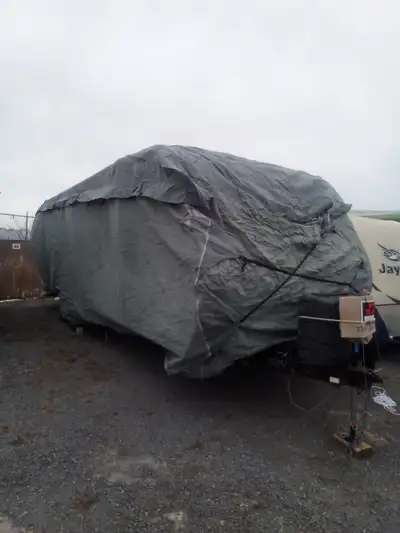 Excellent condition, new roof membrane, recaulked all the way around by dealer,winter cover, inside...