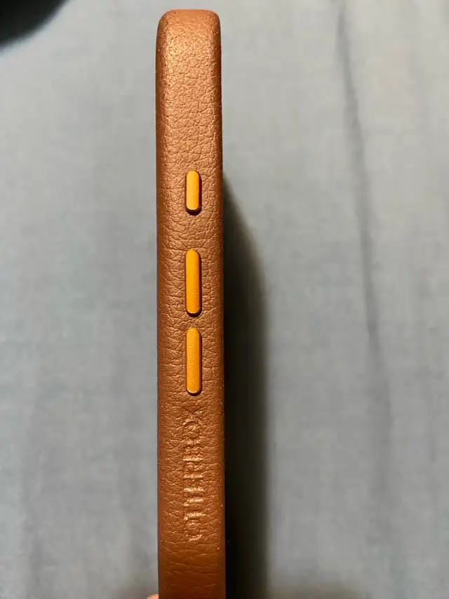 iPhone 16 case Leather OtterBox Symmetry, screen protectors in Cell Phone Accessories in Kingston - Image 4