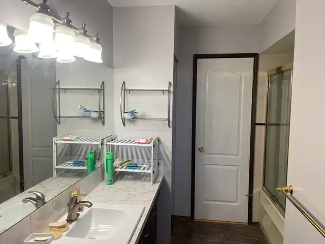 upstairs bedroom for rent  in Room Rentals & Roommates in Burnaby/New Westminster - Image 3