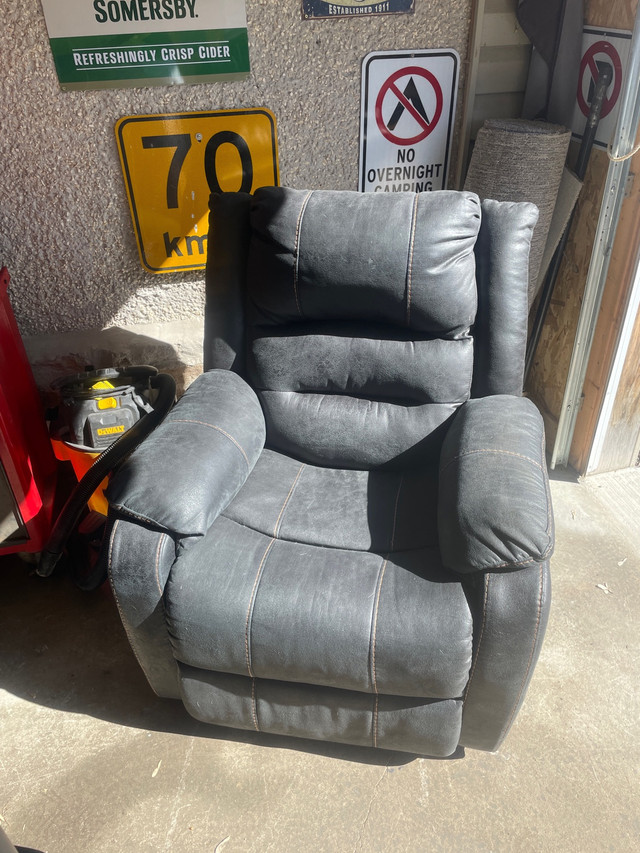Power Recliner/lift Chair in Chairs & Recliners in Belleville