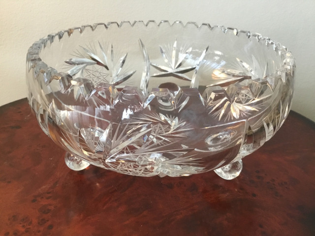 Pinwheel Crystal Bowl with Legs in Kitchen & Dining Wares in City of Toronto
